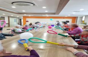 2023.12.08 크리스마스 리스 만들기와 풍선 배드민턴