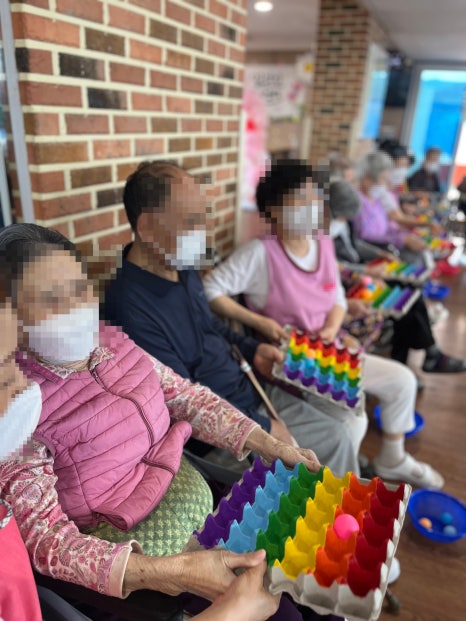 2025.05.15 " 알록달록 탁구공 놀이 " [첨부 이미지1]