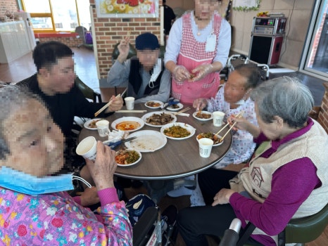 2025.06.09 “요양원에서도 캠핑 분위기~ 대패삼겹살과 우삼겹 구워드린 날” [첨부 이미지13]