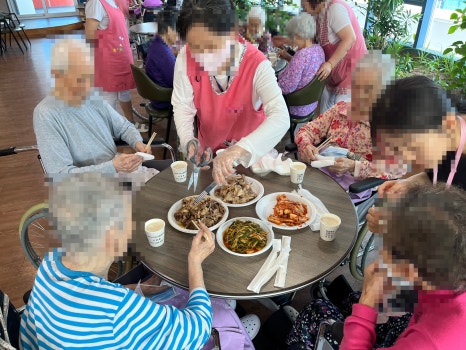 2025.06.09 “요양원에서도 캠핑 분위기~ 대패삼겹살과 우삼겹 구워드린 날” [첨부 이미지14]