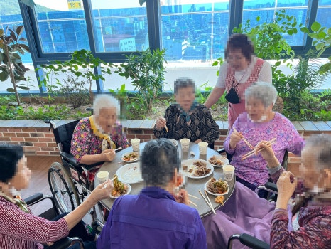 2025.06.09 “요양원에서도 캠핑 분위기~ 대패삼겹살과 우삼겹 구워드린 날” [첨부 이미지15]