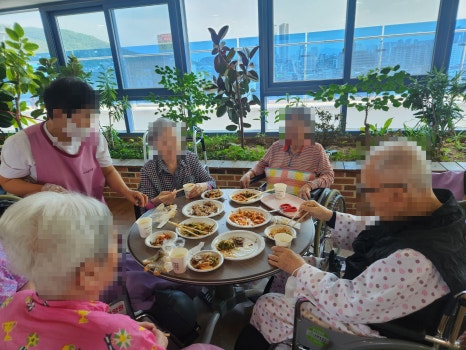 2025.06.09 “요양원에서도 캠핑 분위기~ 대패삼겹살과 우삼겹 구워드린 날” [첨부 이미지7]