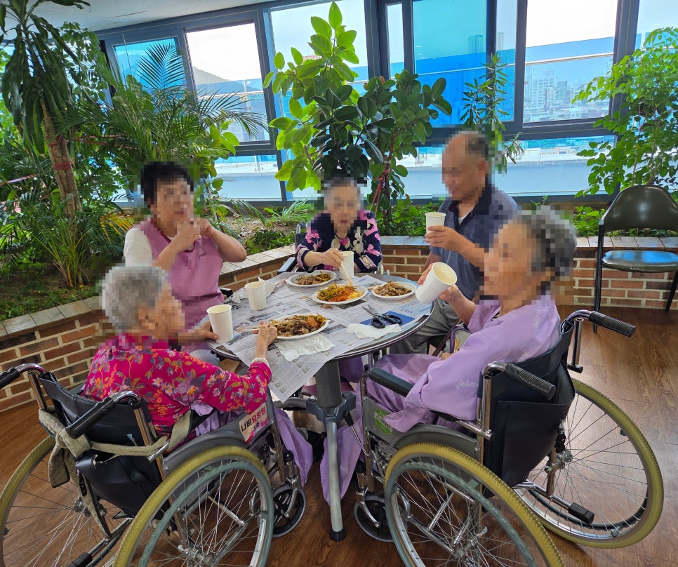 2025.09.12 “나비요양원 어르신들! 고기 파티로 활기찬 하루” [첨부 이미지3]